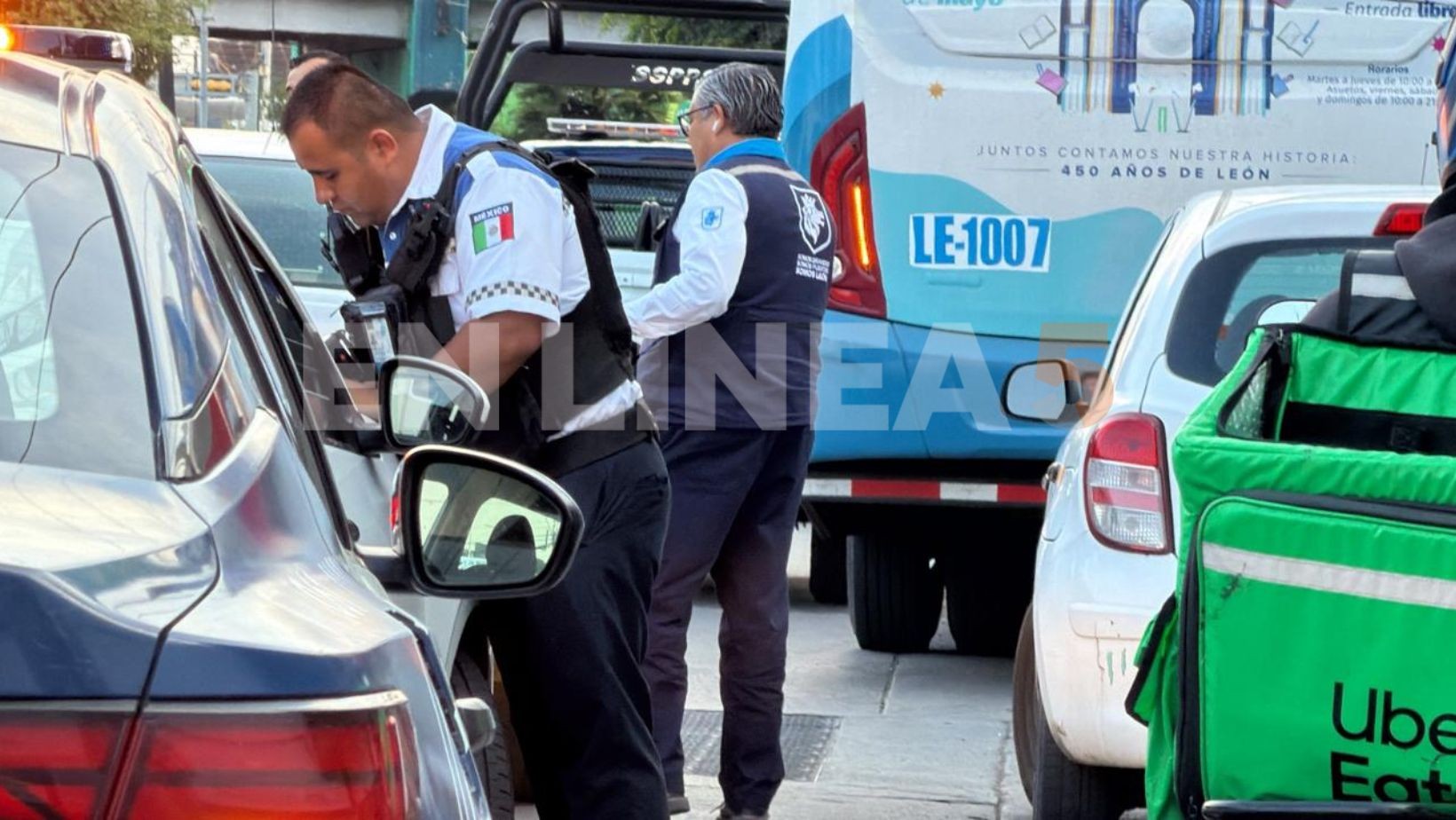 Adulto mayor es atropellado por camión urbano y lucha por su vida en León