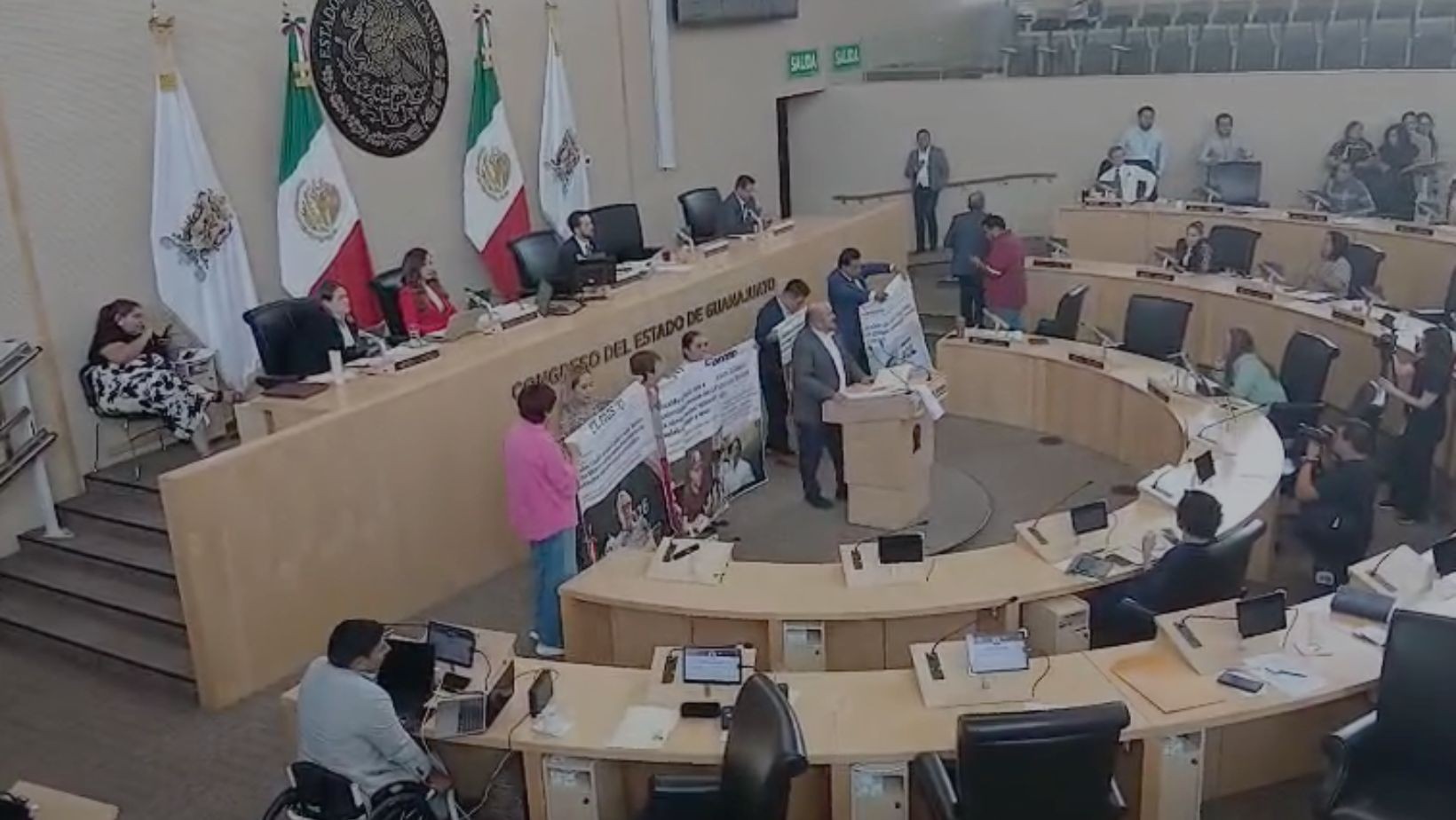 Escándalo en el Congreso: Panistas y morenistas se confrontan