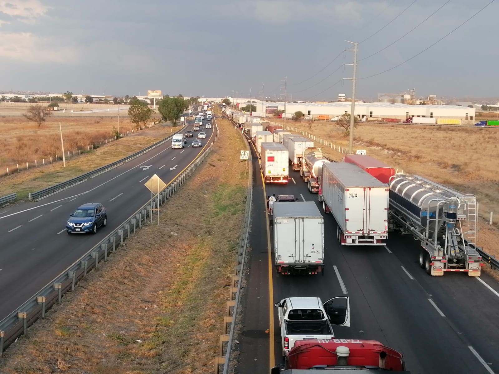 Transportistas bloquean carreteras en Celaya y Apaseos por inseguridad