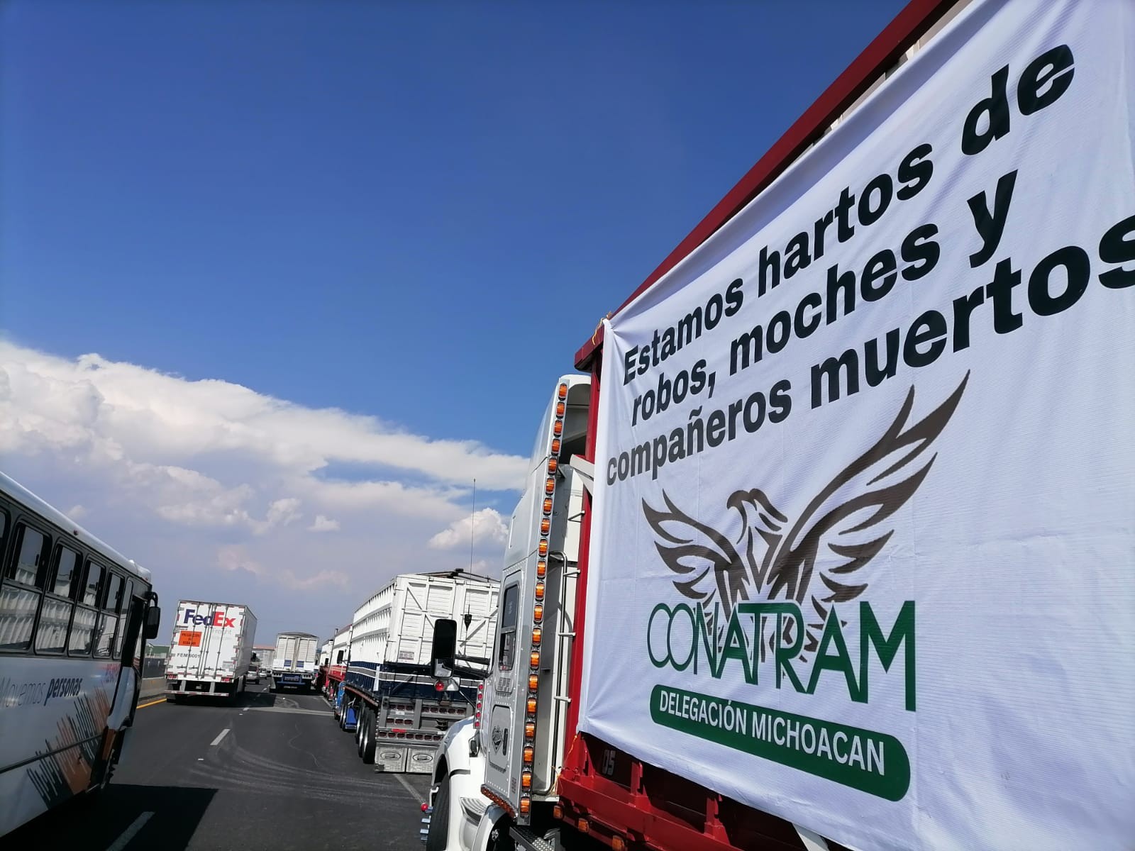 Roban dos camiones durante protesta de transportistas por inseguridad en Celaya