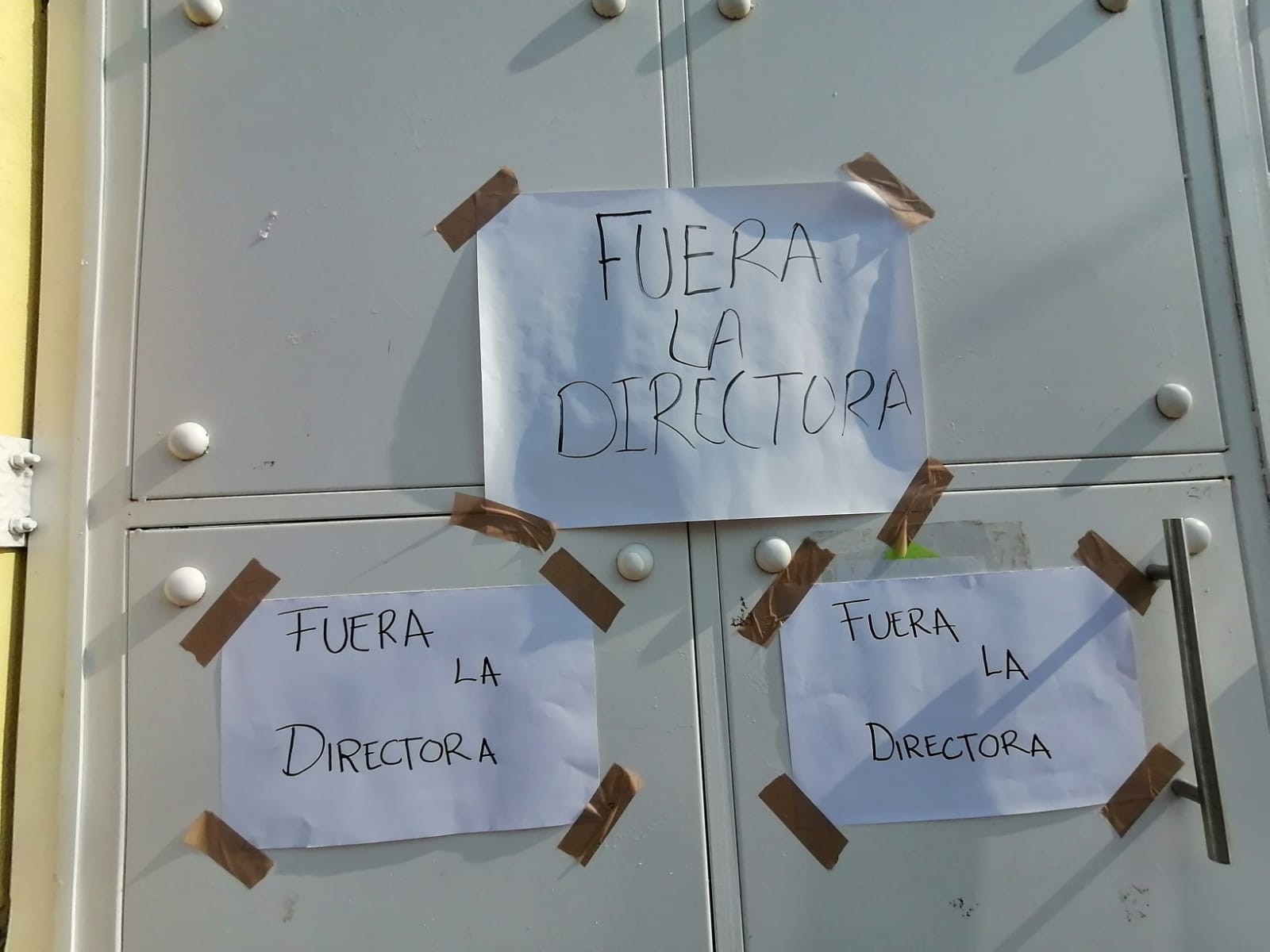 Padres bloquean acceso a directora de primaria en Amexhe y exigen su destitución