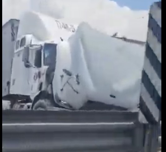 Tráiler bloquea Avenida Constituyentes tras falla mecánica en Celaya