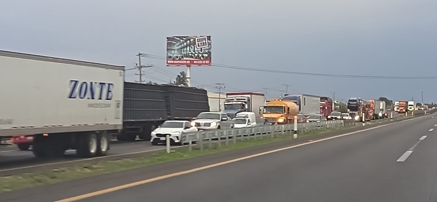 Obras de bacheo provocan largas filas en la autopista Celaya-Querétaro