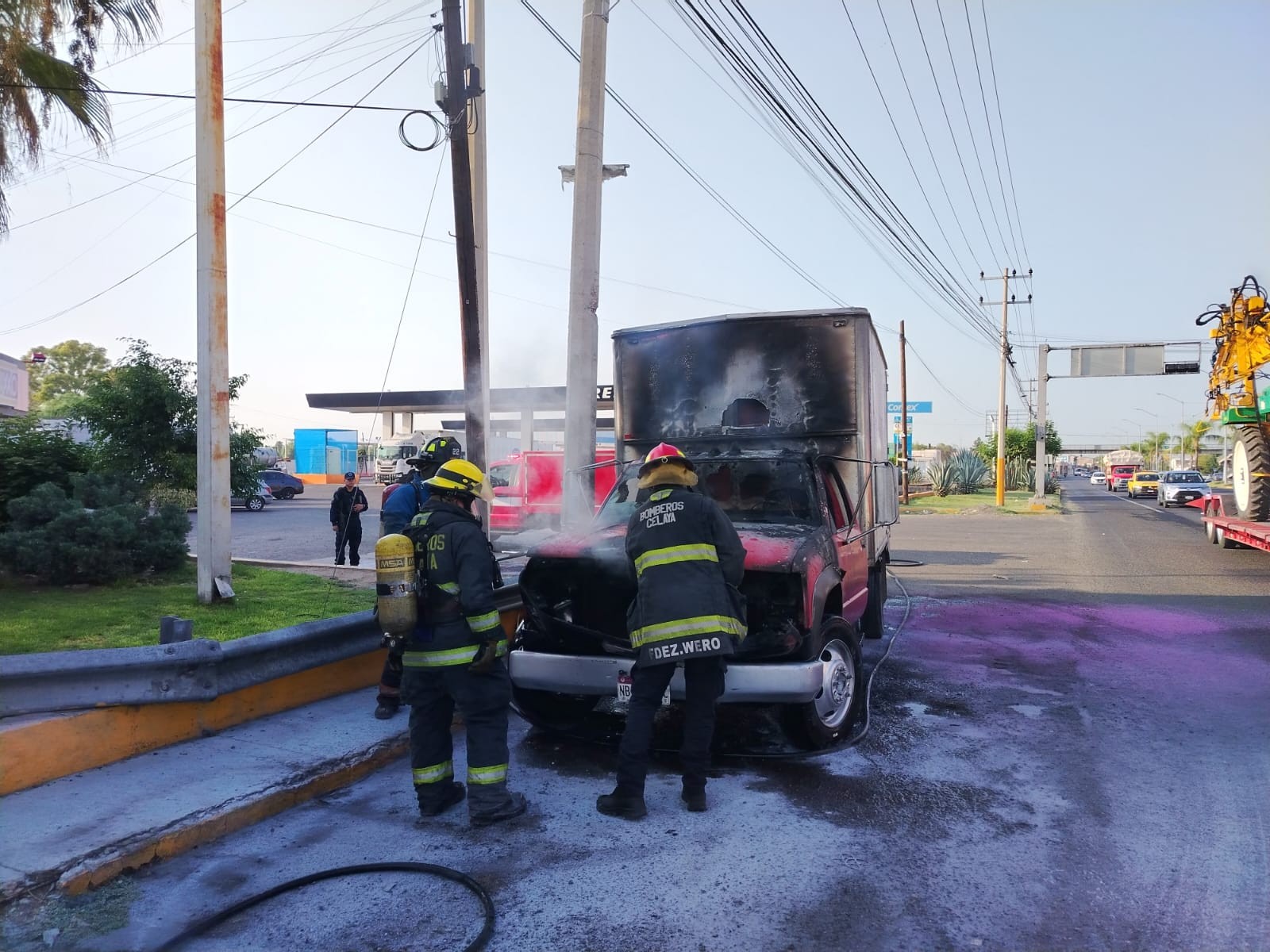 Arde camioneta cargada con harina en la carretera; falla mecánica sería la causa