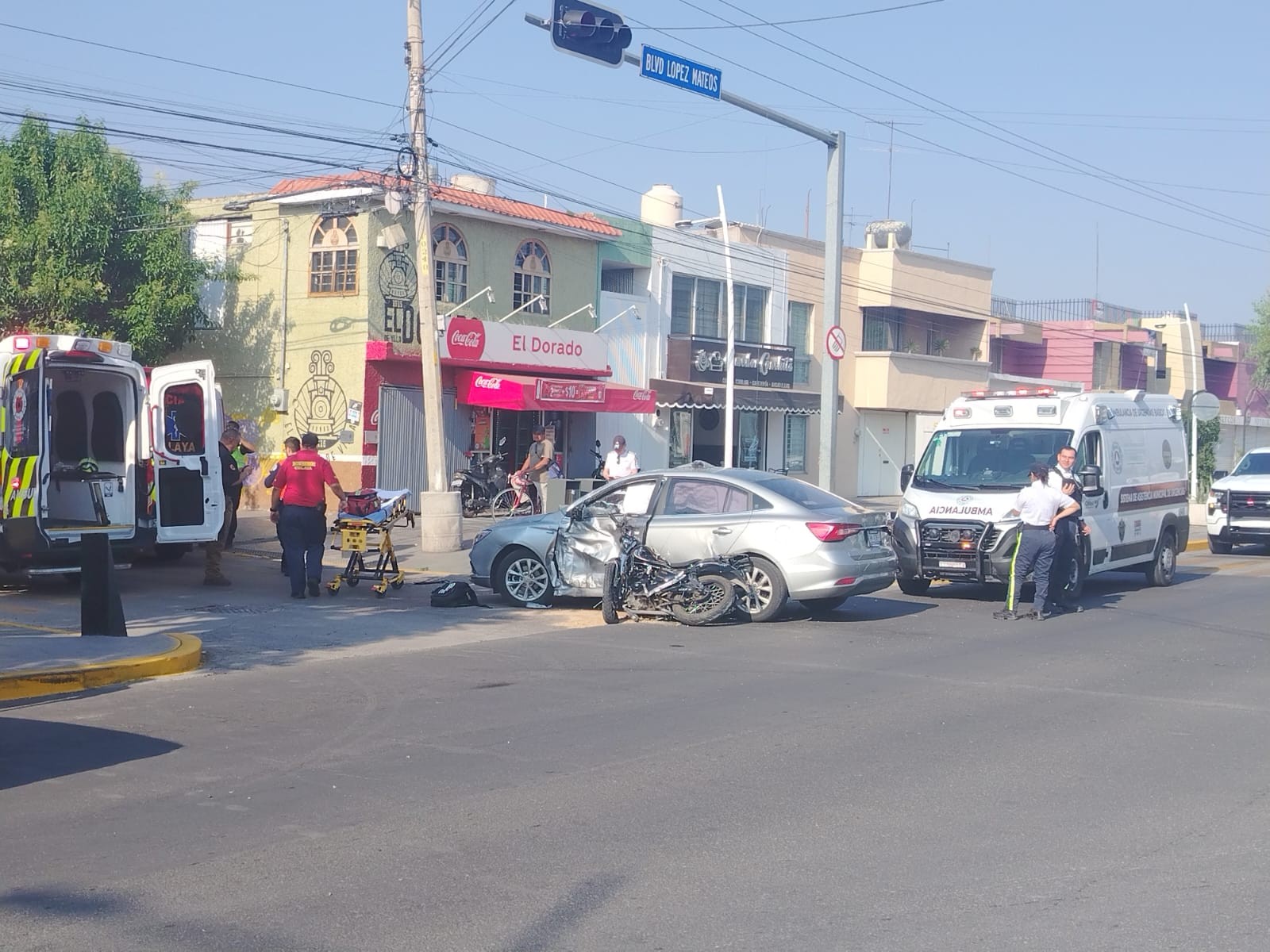 Muere joven motociclista tras choque en el Boulevard; investigan presunta falla en semáforos