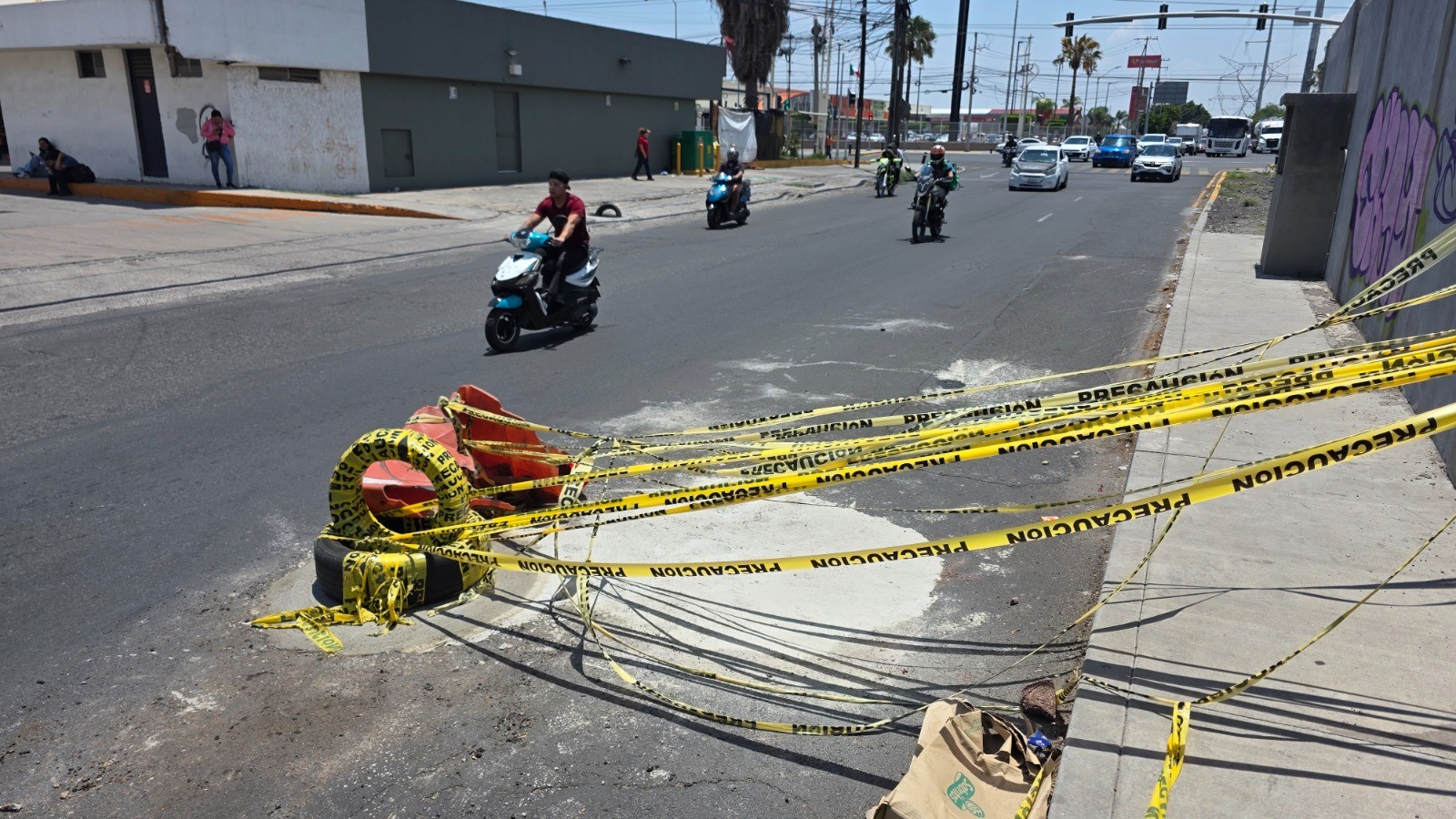 Reparan alcantarilla abierta en la avenida México-Japón tras varios días de riesgo para automovilistas
