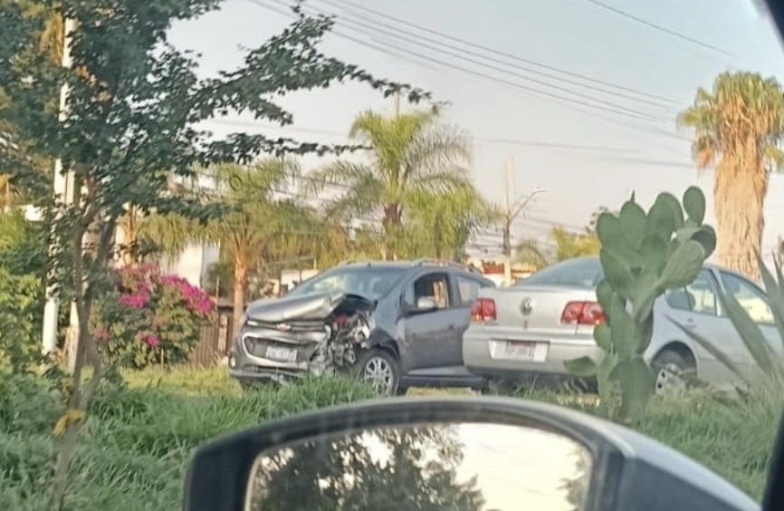 Fuerte choque en la colonia Las Fuentes deja daños materiales y caos vial