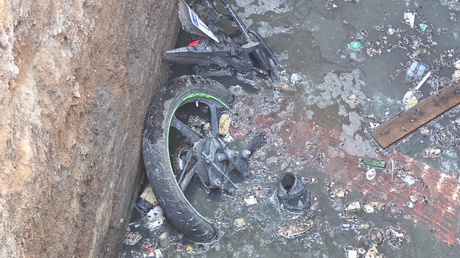 Cae motociclista a socavón en Celaya; denuncian falta de señalización en obra de JUMAPA