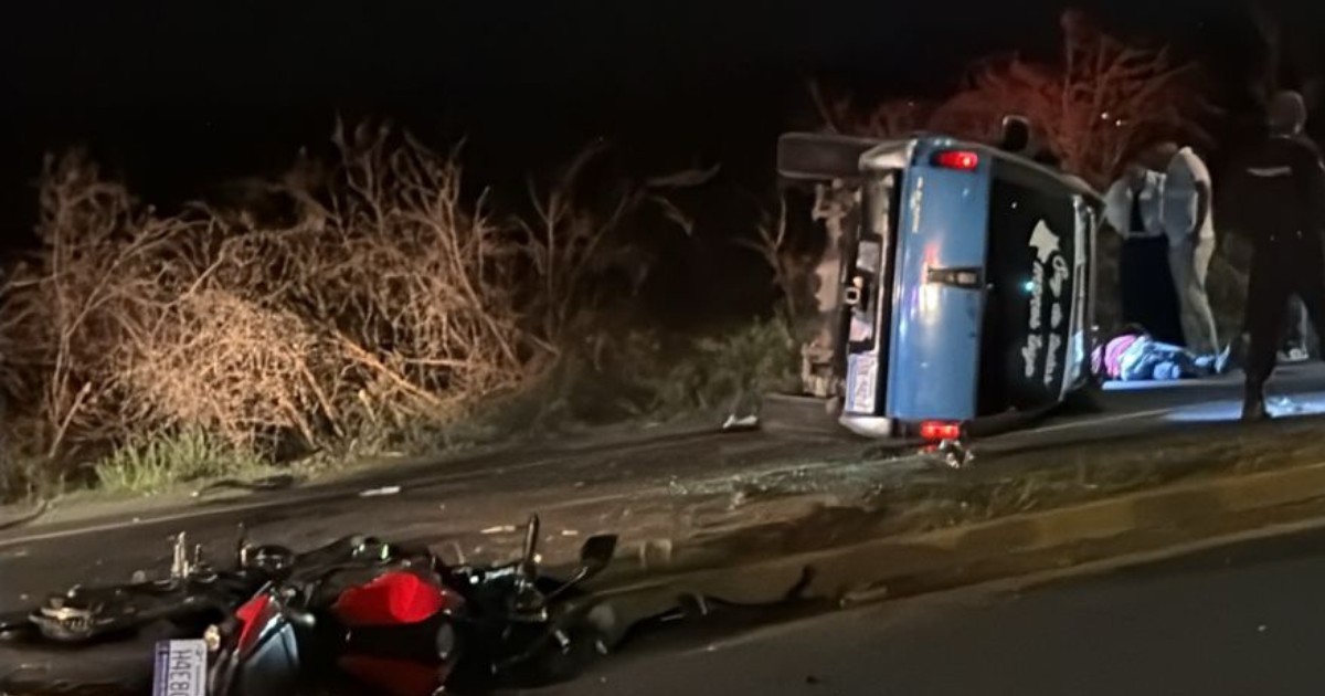 Mujer queda atrapada bajo camioneta tras fuerte accidente en Juventino Rosas; hay cuatro heridos