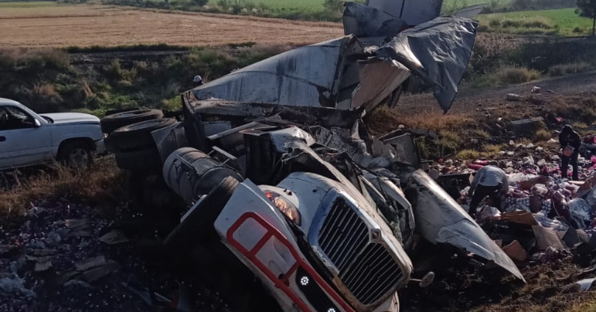 ¡Sobrevivió de milagro! Chofer de tráiler sale con vida tras volcadura en la autopista Querétaro-Salamanca
