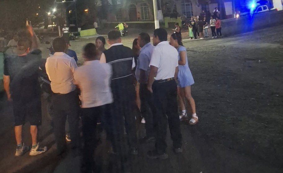 Vecinos de La Olla protestan por detención de presuntos albañiles en operativo federal