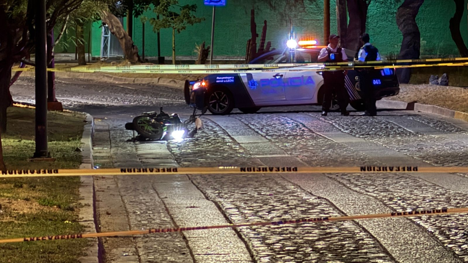 Motociclista muere tras impactarse contra un poste en el bulevar La Luz y José María Morelos