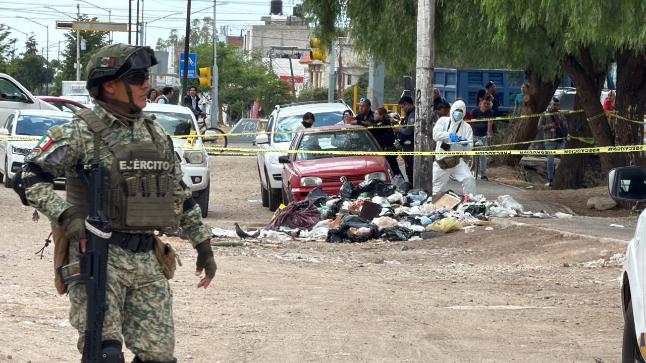 Abandonan cuerpo envuelto en cobija y bolsa negra sobre el bulevar Vasco de Quiroga