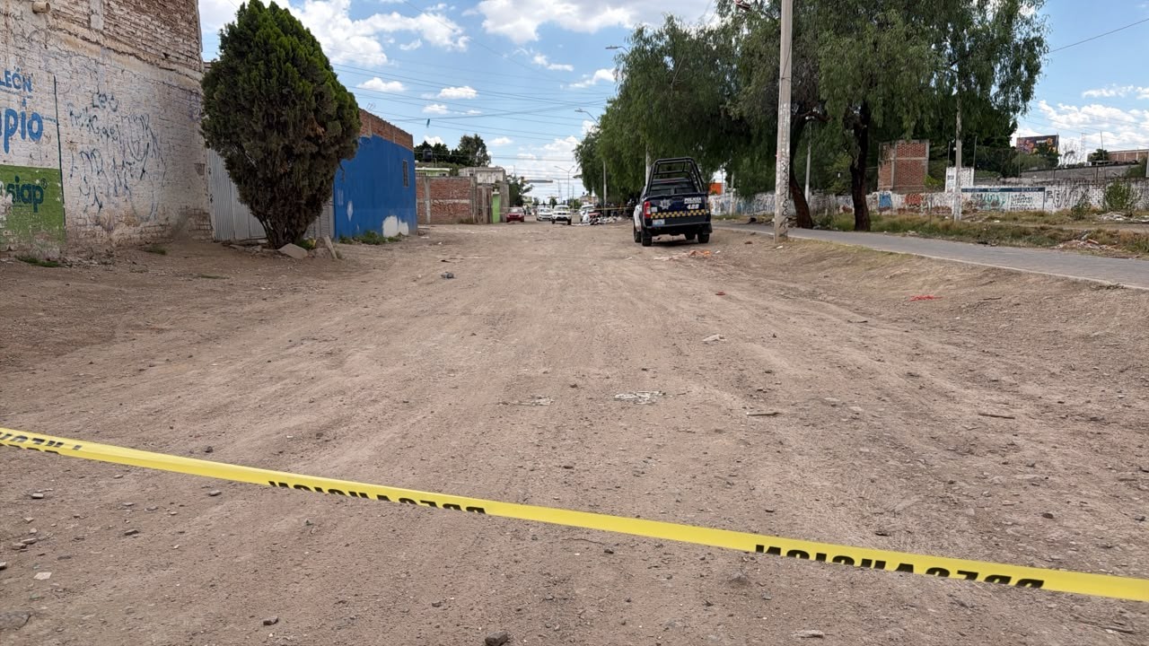 Abandonan cuerpo envuelto en cobija y bolsa negra sobre el bulevar Vasco de Quiroga, en León Abandonan cuerpo envuelto en cobija y bolsa negra sobre el bulevar Vasco de Quiroga, en León