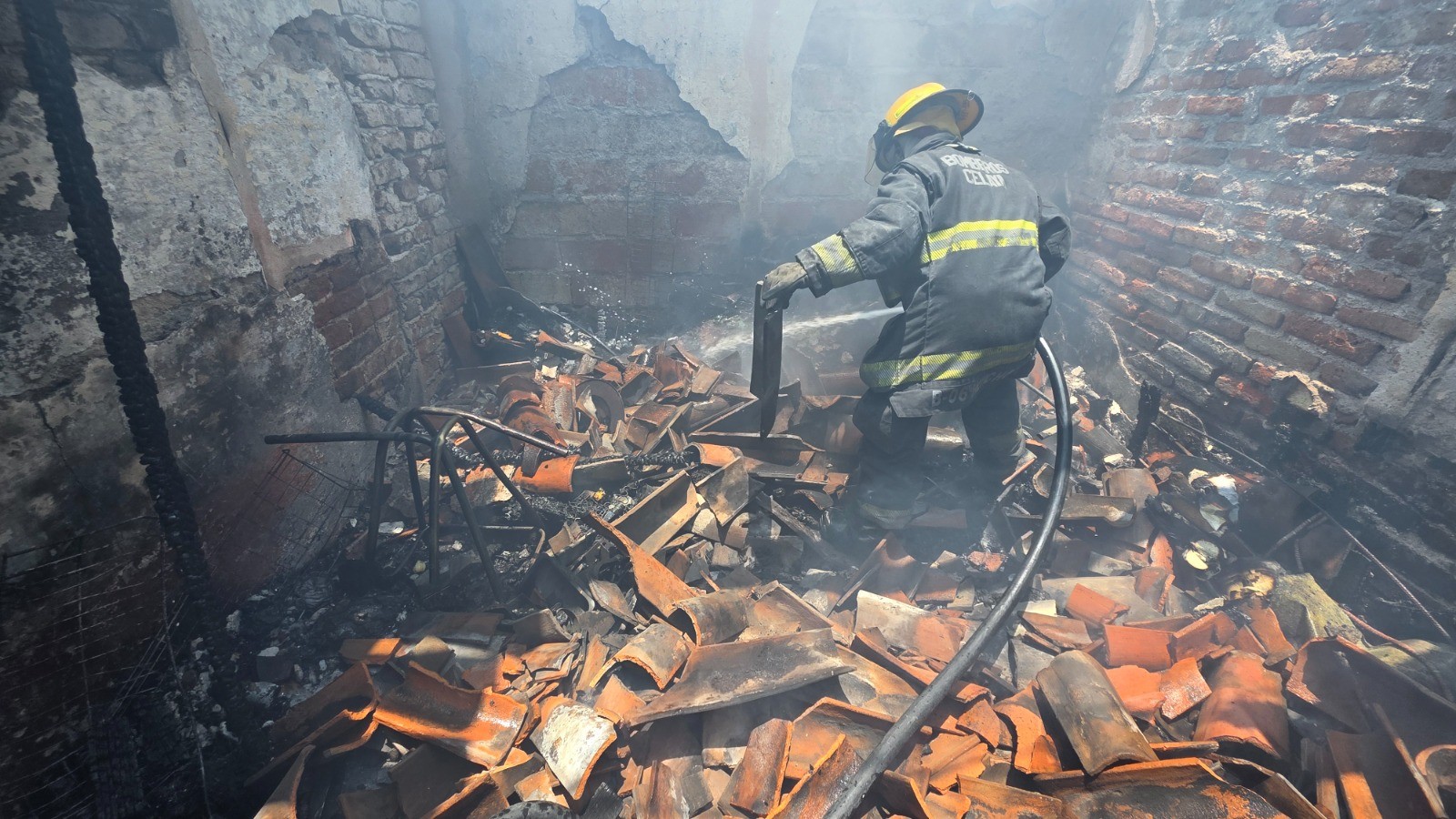 Incendio en vecindad de Villas del Rocío moviliza a cuerpos de emergencia en Celaya