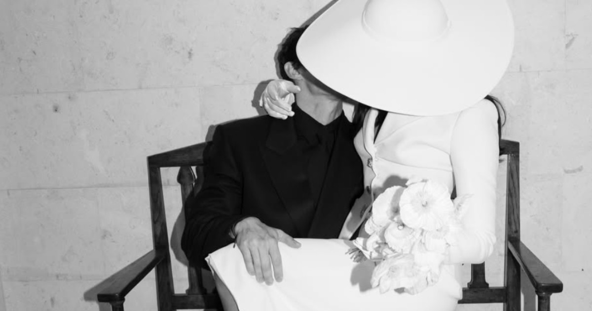 Dua Lipa comparte fotos inéditas de su boda civil con Callum Turner ¡Se casó junto a otras 11 parejas!