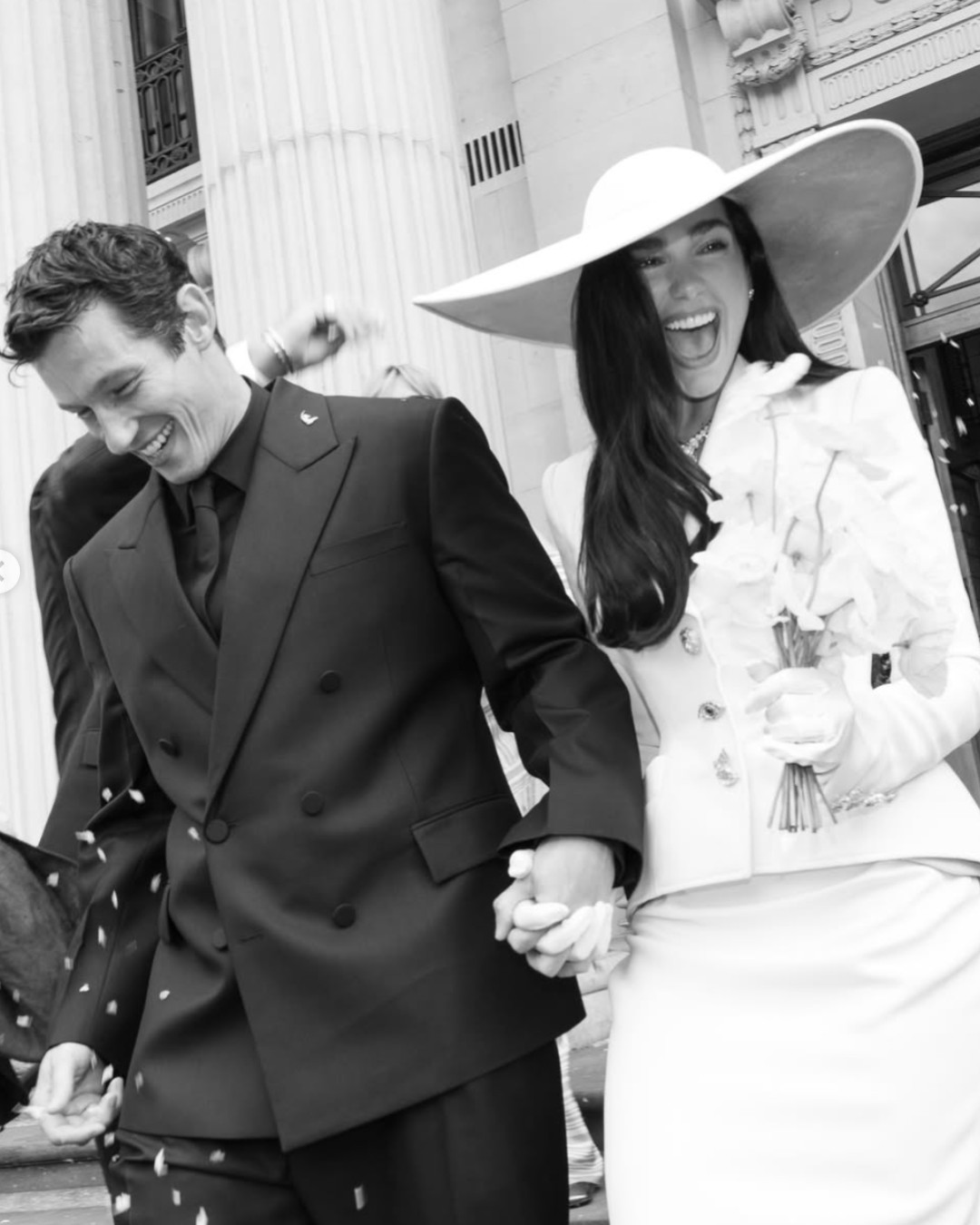 Dua Lipa comparte fotos inéditas de su boda civil con Callum Turner ¡Se casó junto a otras 11 parejas! Dua Lipa comparte fotos inéditas de su boda civil con Callum Turner ¡Se casó junto a otras 11 parejas!