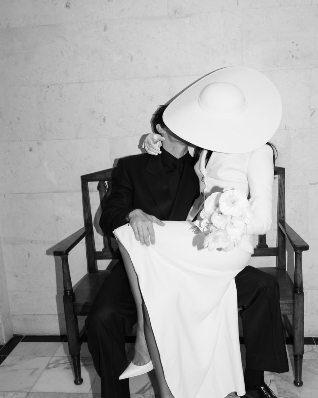 Dua Lipa comparte fotos inéditas de su boda civil con Callum Turner ¡Se casó junto a otras 11 parejas! Dua Lipa comparte fotos inéditas de su boda civil con Callum Turner ¡Se casó junto a otras 11 parejas!