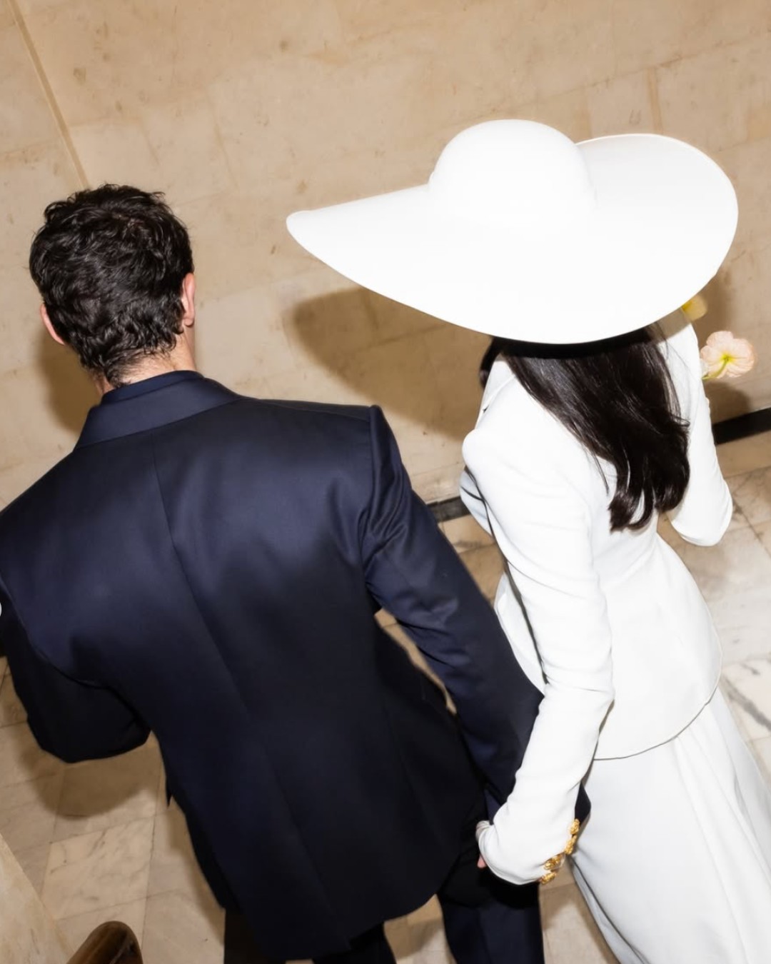 Dua Lipa comparte fotos inéditas de su boda civil con Callum Turner ¡Se casó junto a otras 11 parejas! Dua Lipa comparte fotos inéditas de su boda civil con Callum Turner ¡Se casó junto a otras 11 parejas!