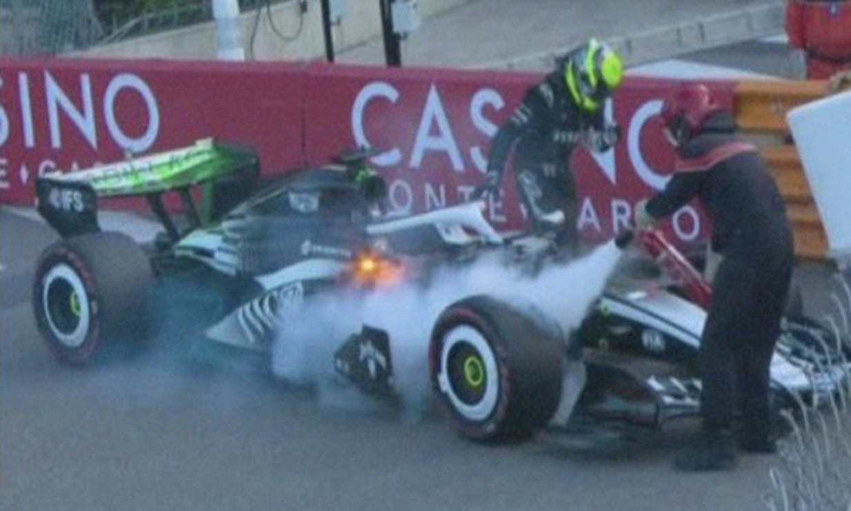 Checo Pérez sale ileso tras incendio de su monoplaza en las prácticas del GP de Mónaco