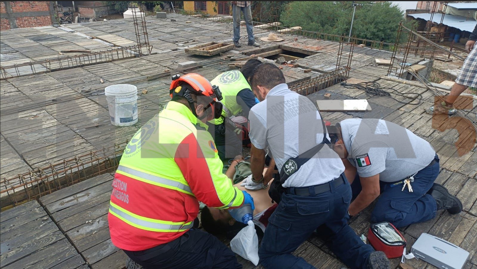 Muere albañil electrocutado durante trabajos de colado en Los Mancera