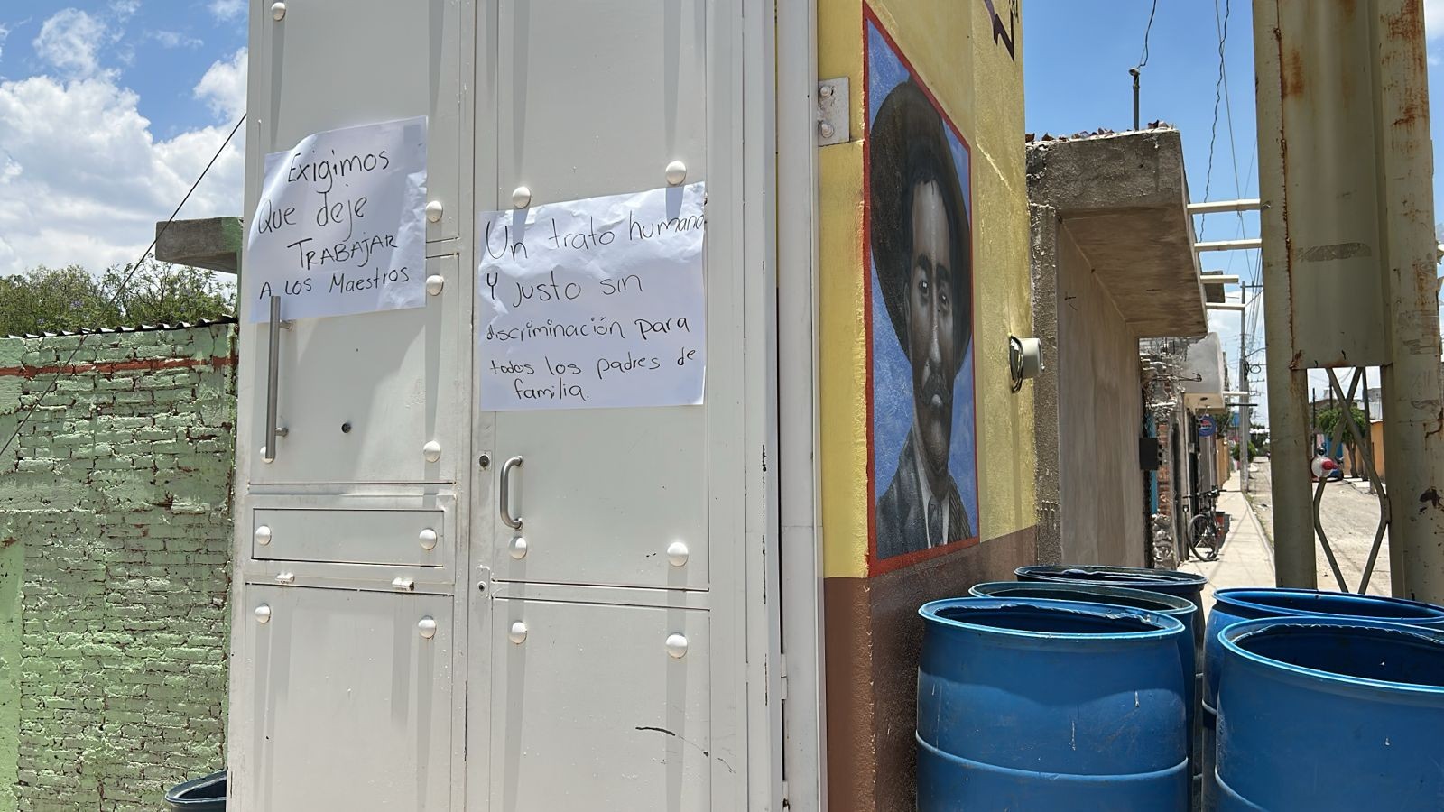Padres de familia exigen inhabilitación de exdirectora de primaria en Amexhe tras su reubicación