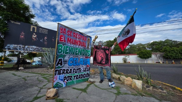 El “luchador futbolero” contagia la fiebre mundialista frente al estadio Miguel Alemán