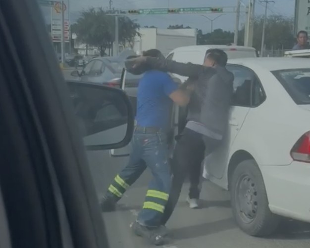 Riña entre automovilistas paraliza el tránsito en el bulevar Morelos en León