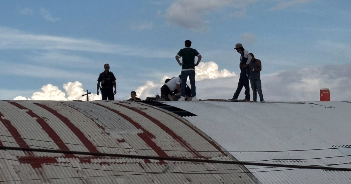 Muere trabajador electrocutado mientras cambiaba láminas en una bodega de León