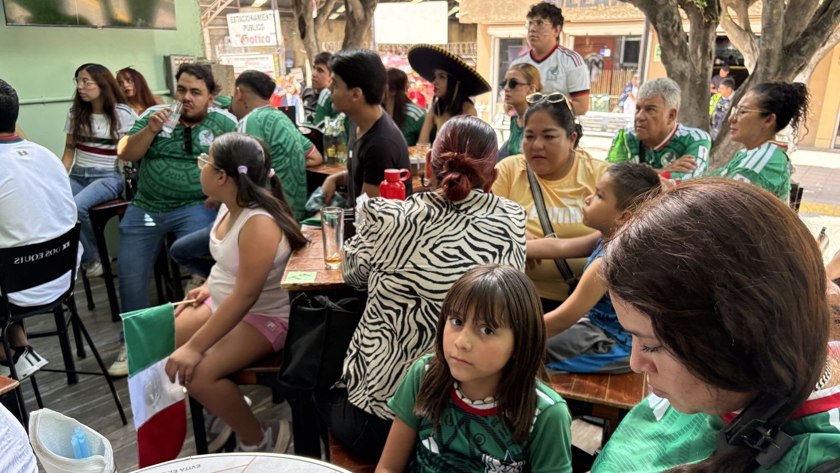 Escuelas vacías, plazas llenas y negocios en pausa: así vivió León el debut de México en el Mundial Escuelas vacías, plazas llenas y negocios en pausa: así vivió León el debut de México en el Mundial