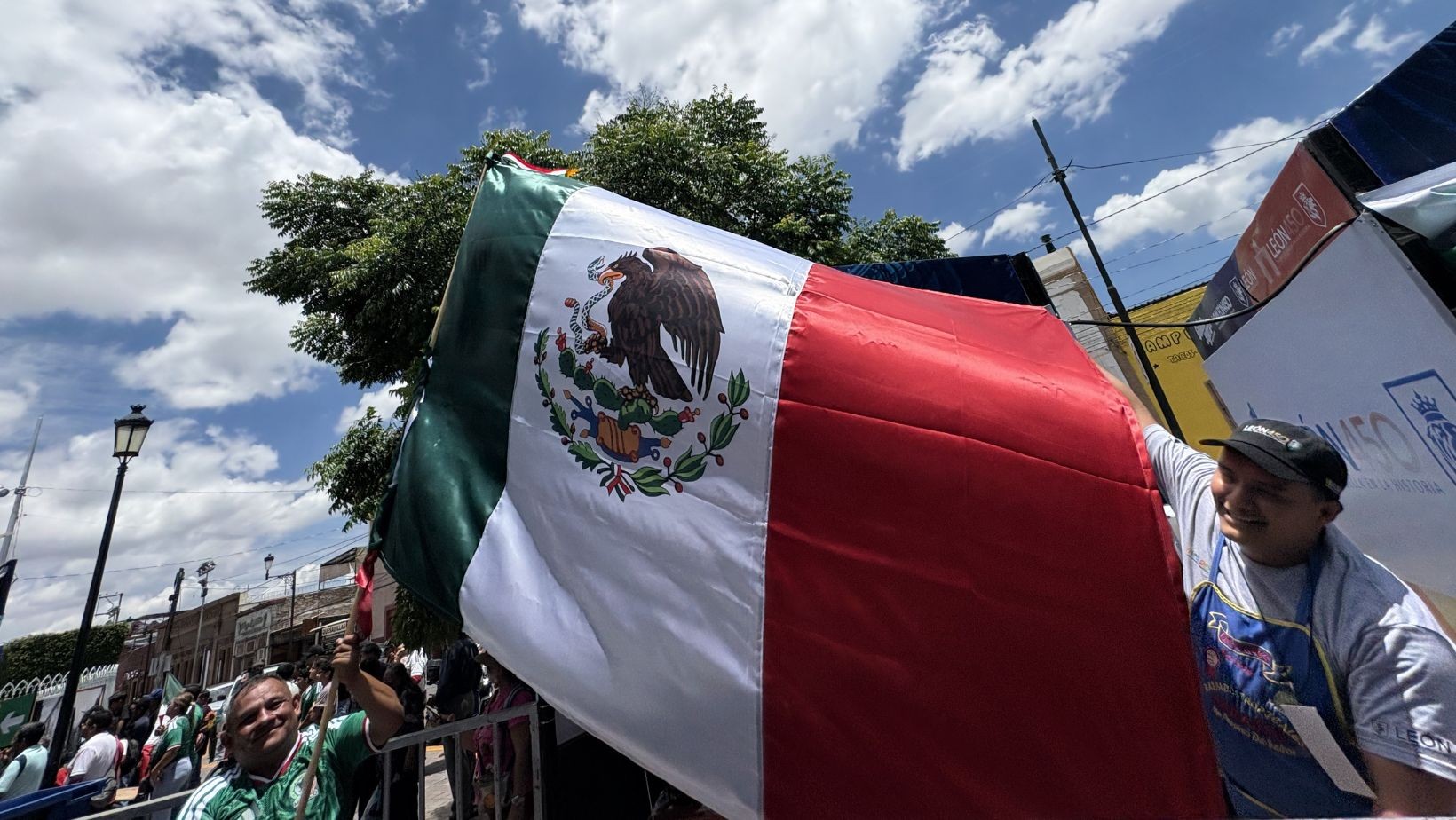 Escuelas vacías, plazas llenas y negocios en pausa: así vivió León el debut de México en el Mundial