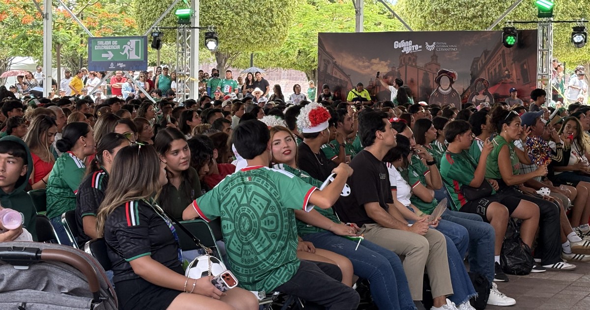 Entre porras y maracas; Expiatorio luce abarrotado durante el debut de México en el Mundial Entre porras y maracas; Expiatorio luce abarrotado durante el debut de México en el Mundial