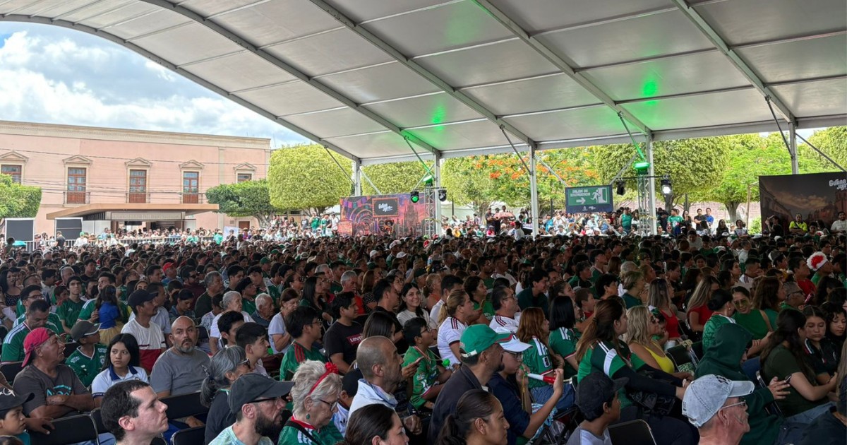 Entre porras y maracas; Expiatorio luce abarrotado durante el debut de México en el Mundial