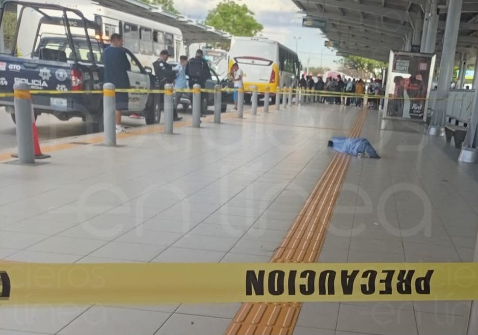 Fallece mujer en los andenes de la terminal Delta; investigan causas del deceso