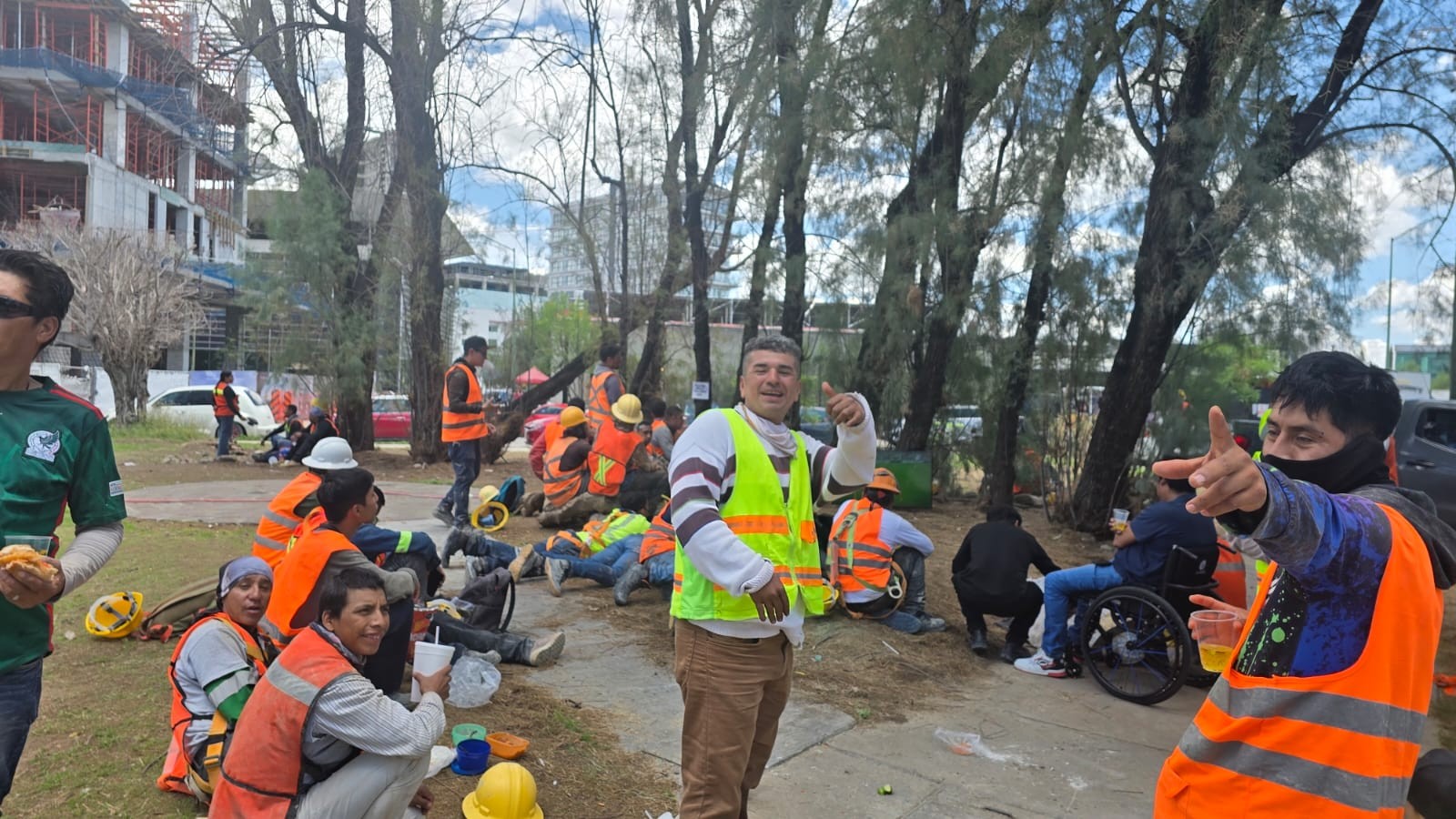 Trabajadores de la construcción disfrutaron de Guacamayas mientras veían el partido de la Selección