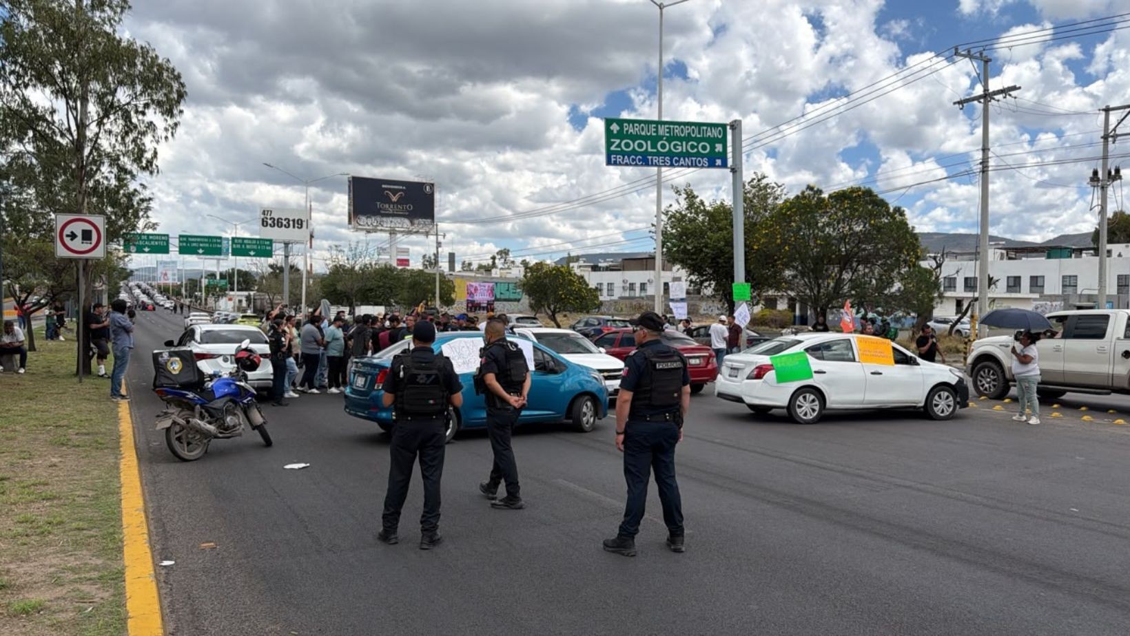 Bloqueos de conductores de plataforma colapsan vialidades en León