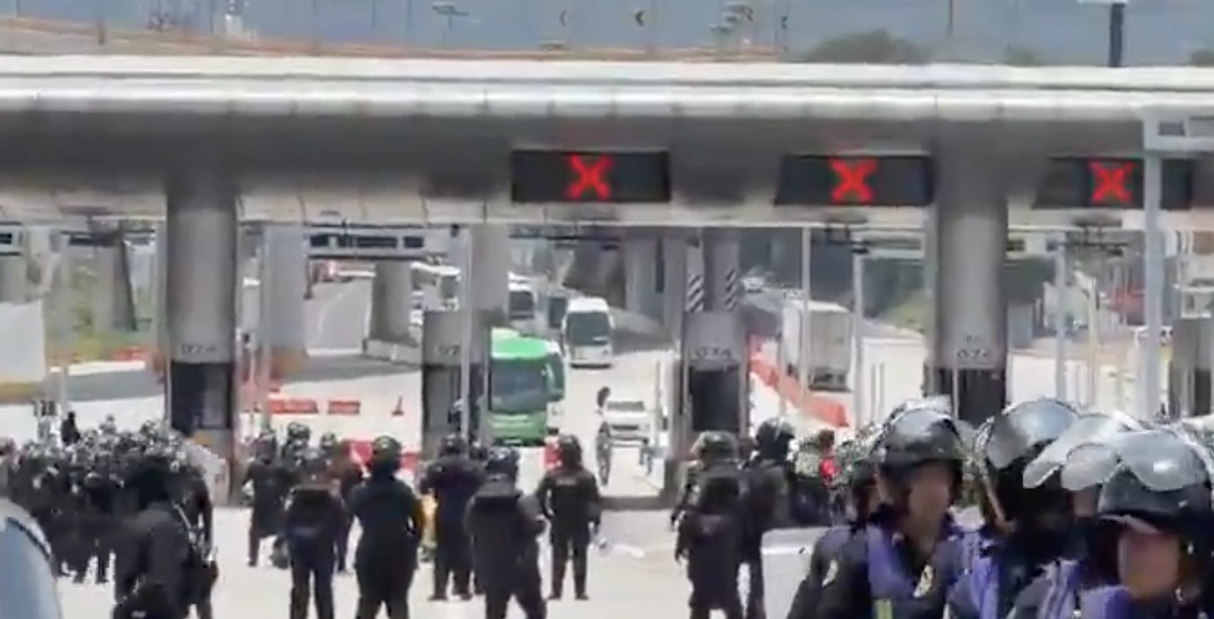 Normalistas de Ayotzinapa bloquean la México-Cuernavaca y colapsan circulación al sur de CDMX