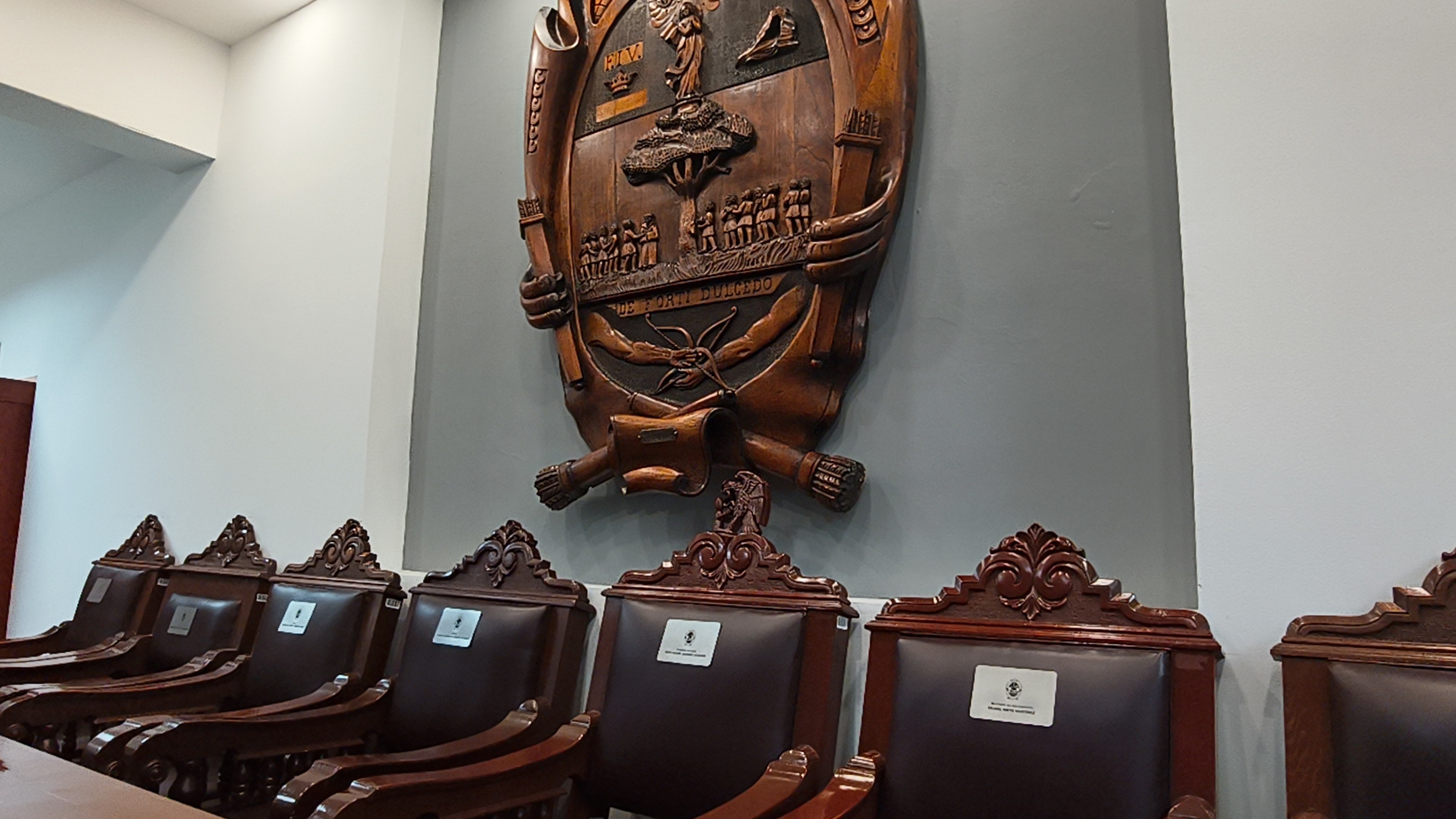 Placas en sillas del Ayuntamiento fueron colocadas sin autorización del alcalde