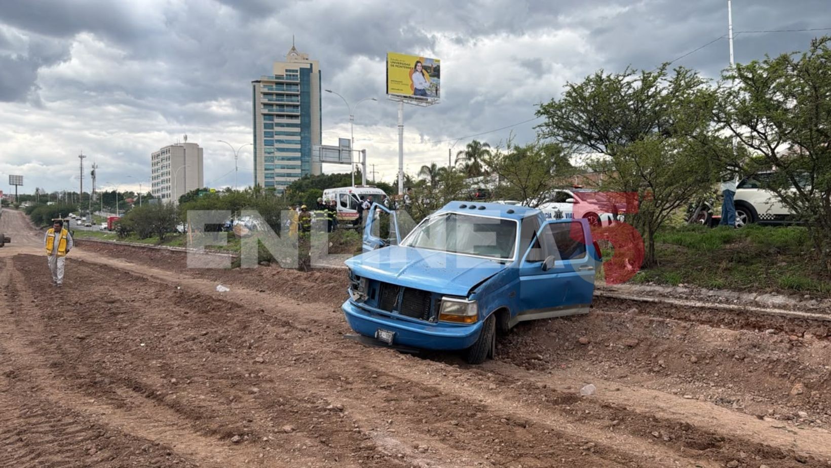 Volcadura en bulevar Morelos deja a mujer lesionada en León Volcadura en bulevar Morelos deja a mujer lesionada en León