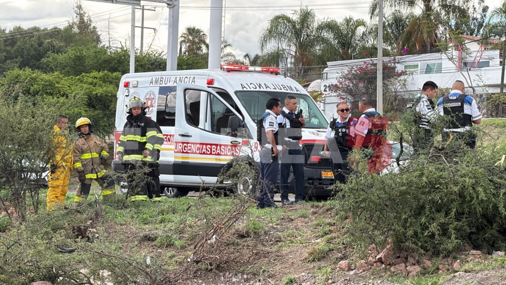 Volcadura en bulevar Morelos deja a mujer lesionada en León Volcadura en bulevar Morelos deja a mujer lesionada en León