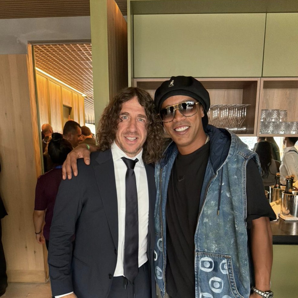 Ronaldinho, junto a Carles Puyol