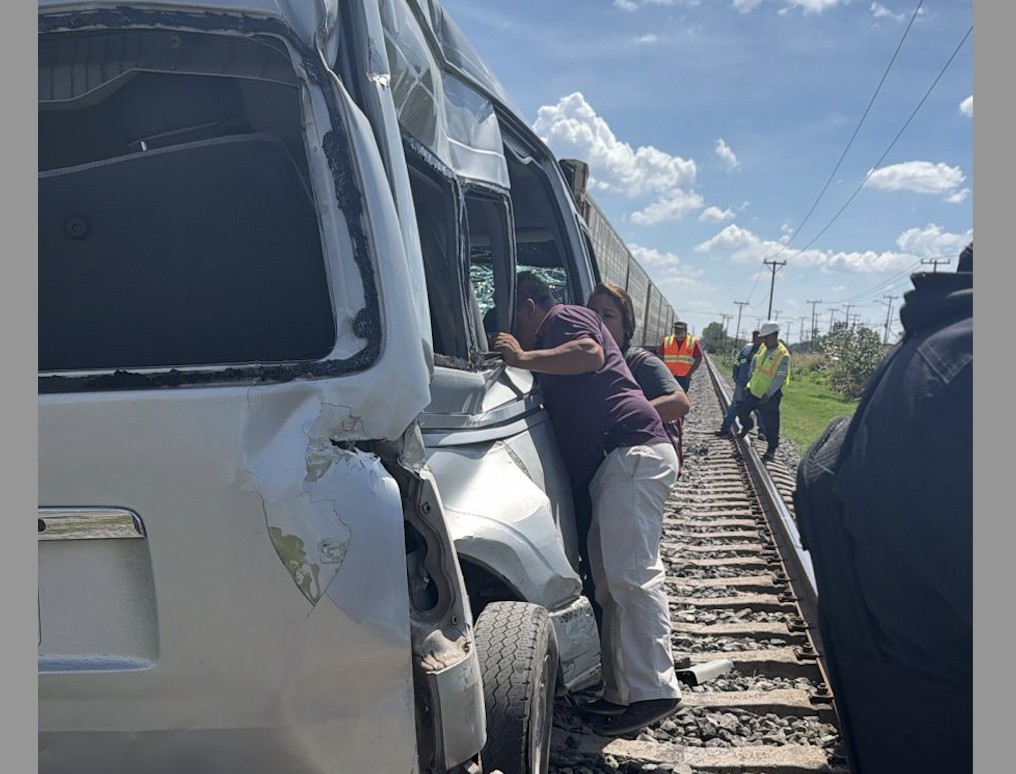 Tren impacta camión de transporte de personal en Villagrán; reportan cinco lesionados
