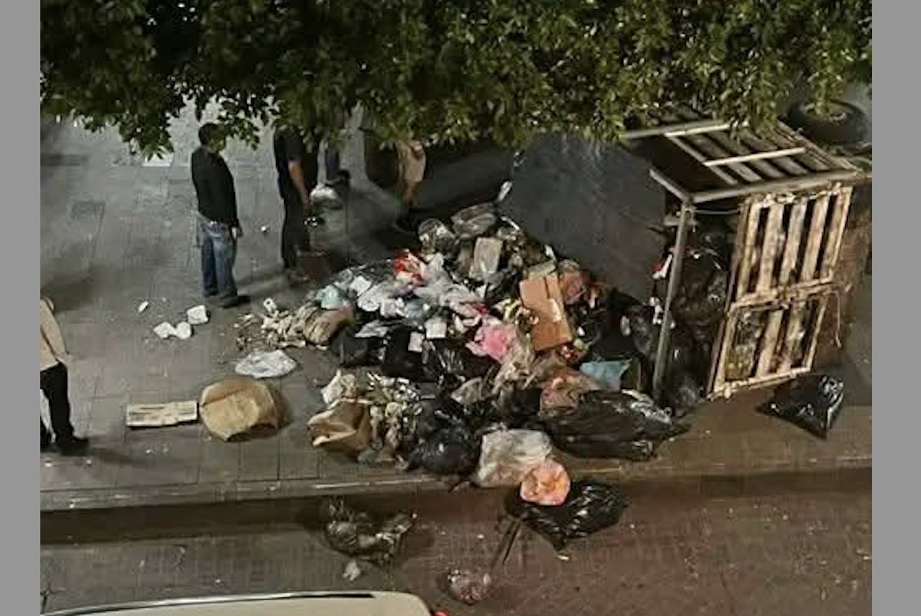 Vuelca camioneta recolectora de basura en el jardín principal de Comonfort