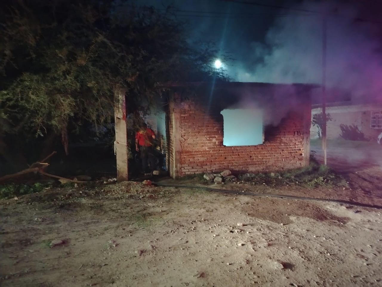 Muere hombre calcinado tras incendio en construcción abandonada de la colonia Santa Rita en Celaya