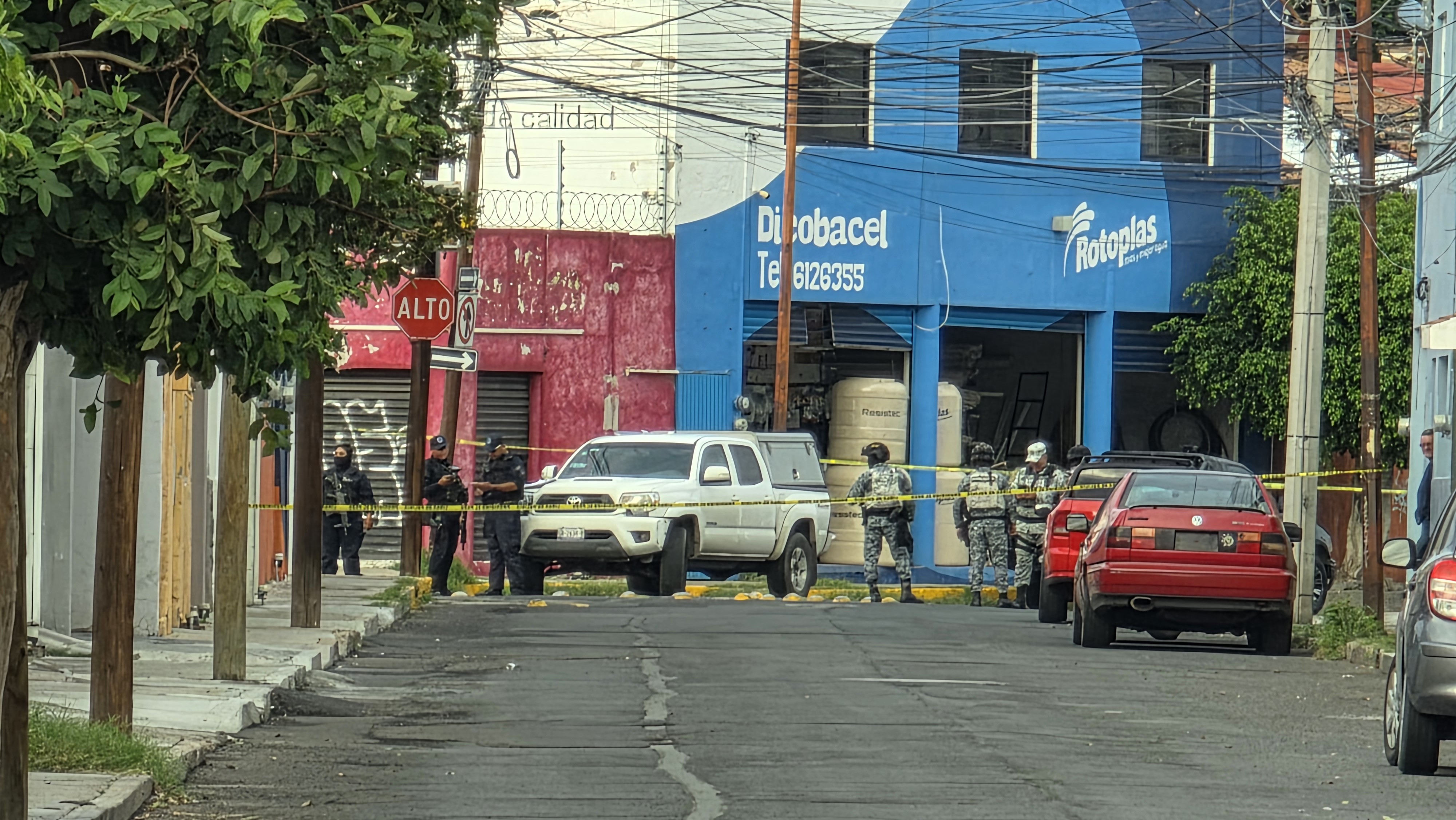 Asesinan a balazos a presunto trabajador de CFE dentro de una ferretería en Celaya