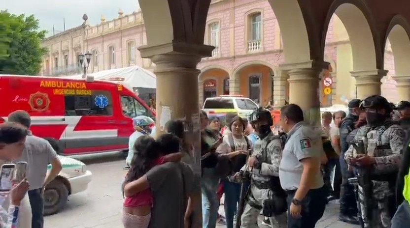 Niña vendedora de té es atropellada frente a Presidencia Municipal de Celaya; motociclista escapa