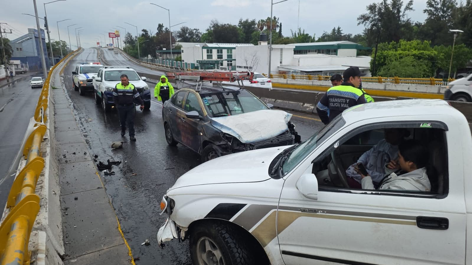 Choque en puente de Irrigación provoca cierre vial y caos vehicular en Celaya