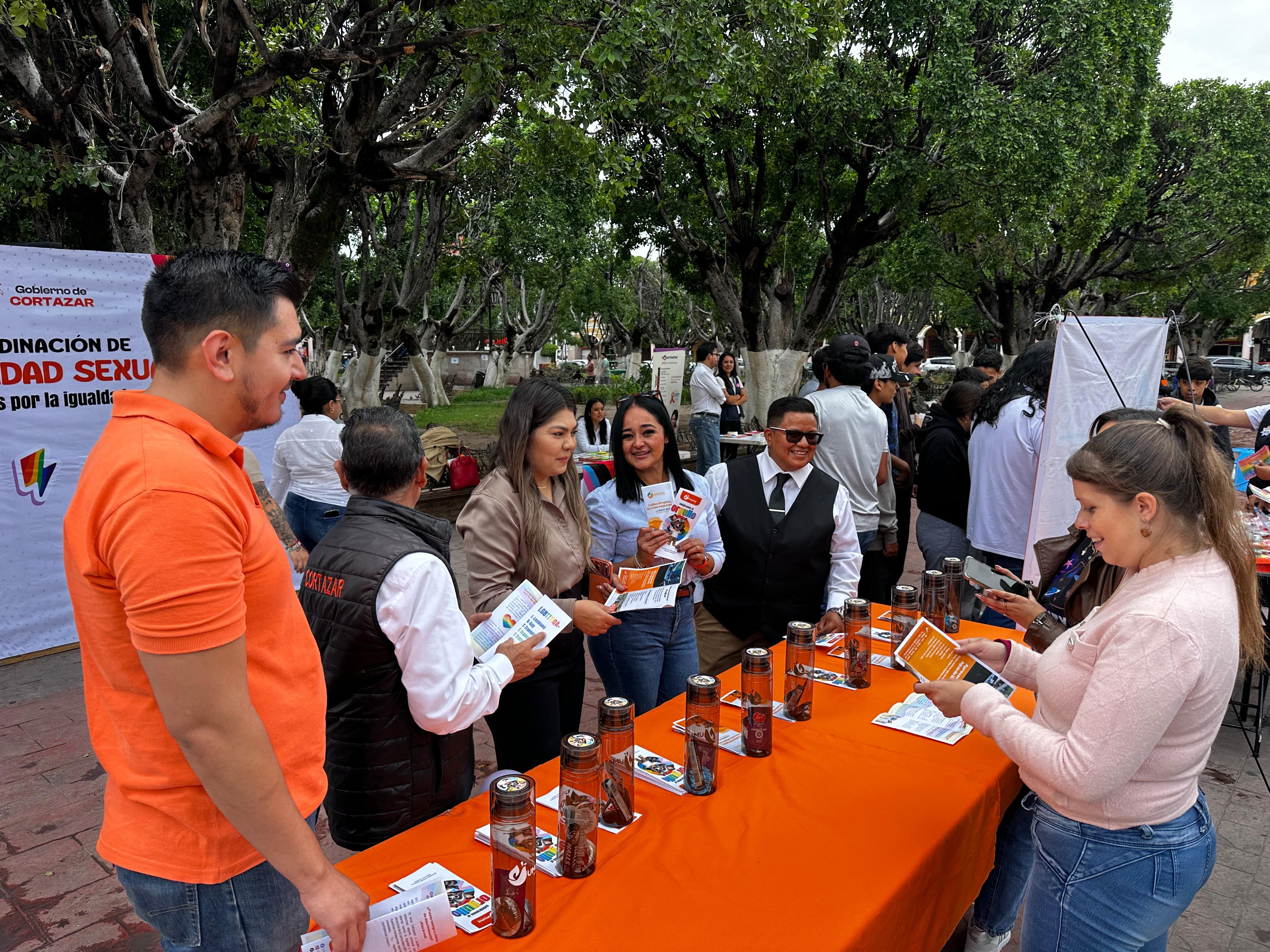 Realizan feria de salud y actividades por el mes del orgullo y la diversidad en Cortazar