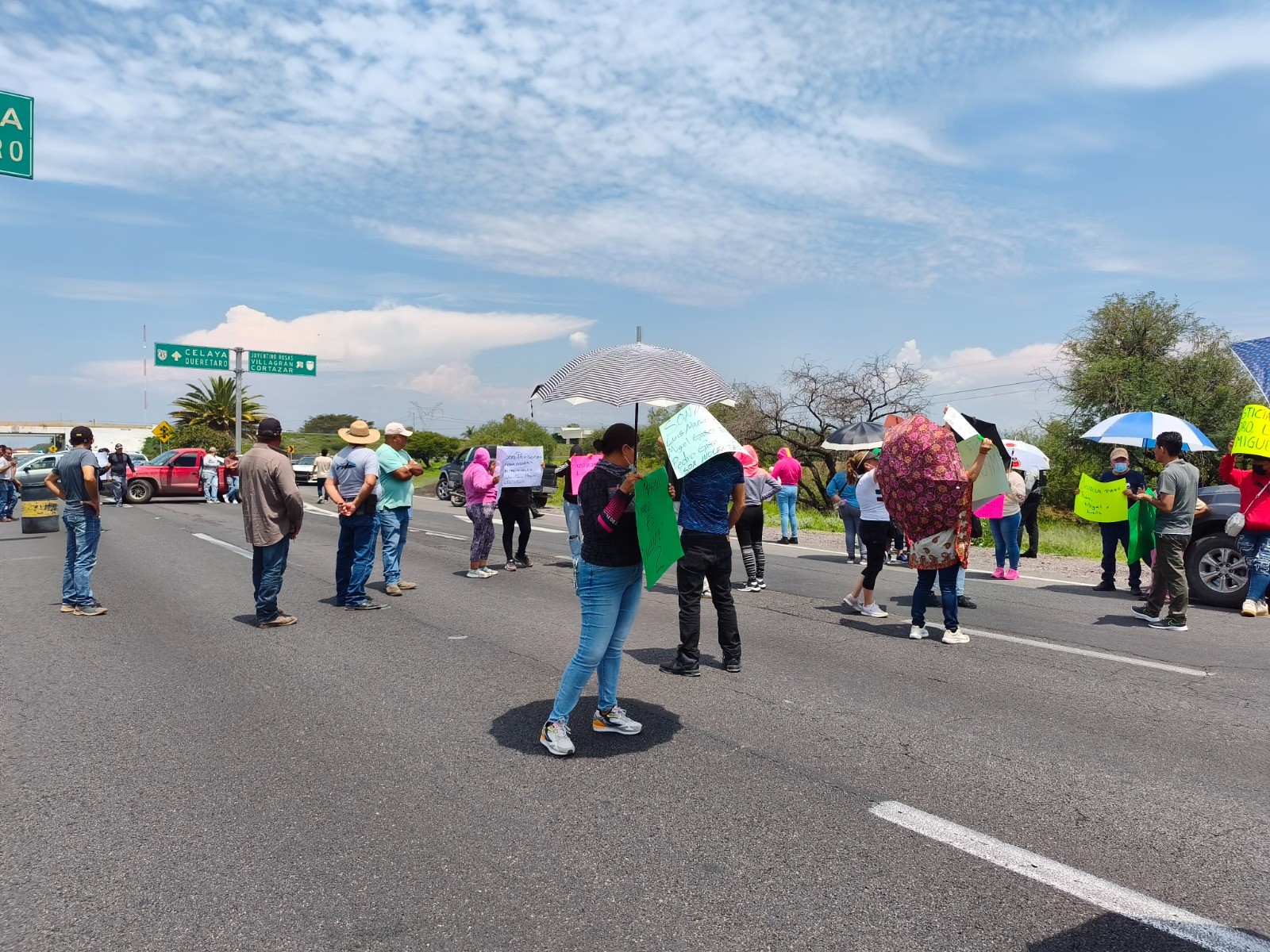 Bloquean autopista Salamanca-Celaya para exigir liberación de tres detenidos