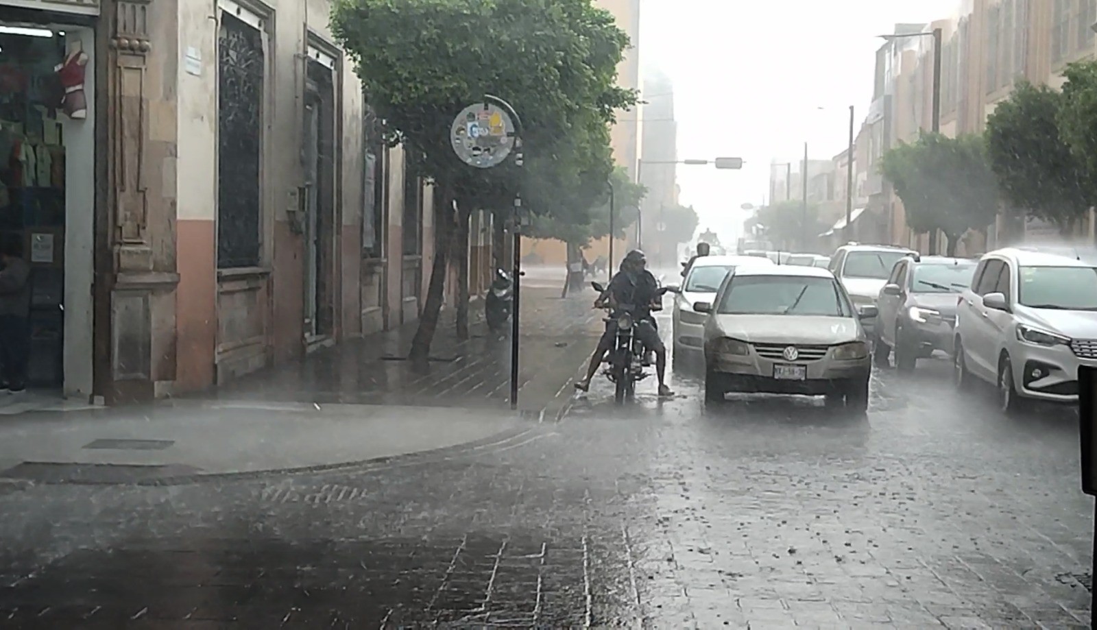 Lluvias provocan encharcamientos y mantienen vigilancia en canales de Celaya
